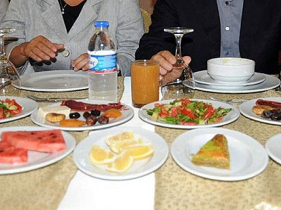 Naməlum iş adamı hər gün bu məsciddə 150-170 oruc tutan müsəlmana iftar verir...