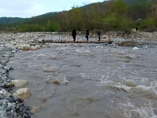 Qubada "cəhənnəm körpüsü" - İnsanlar göz görə-görə həyatlarını təhlükəyə atırlar - VİDEO