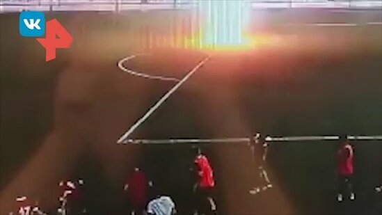 İldırımın 16 yaşlı futbolçunu vurduğu an - VİDEO