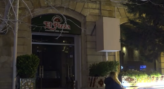 Bakının mərkəzində restoran yandı: Bina sakinləri ayağa qalxdılar - VİDEO