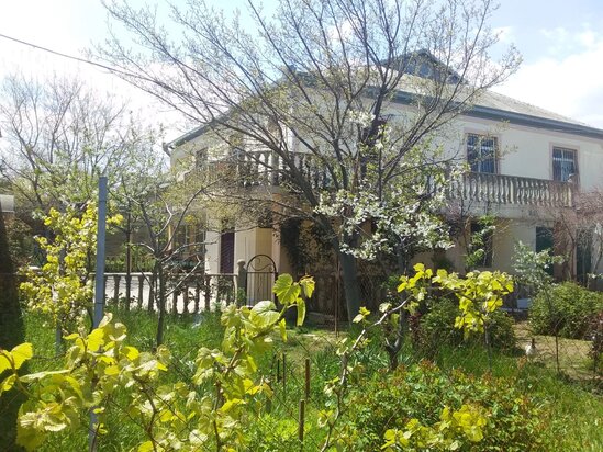 Müşfiqabad qəsəbəsində postun yaxınlığında 2 mərtəbəli həyət evi satılır!
