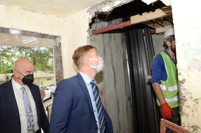 Alman mütəxəssis paytaxtda yeni liftlərin quraşdırılması ilə tanış olub