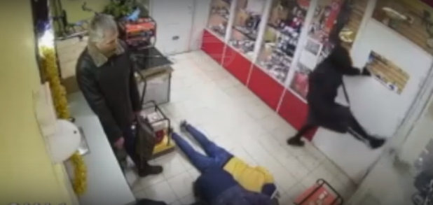 Bəxtsiz oğru basqın zamanı ayağını BELƏ SINDIRDI - VİDEO 18+