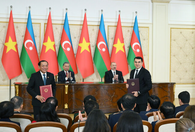 Azərbaycan ilə Vyetnam arasında imzalanmış sənədlər mübadilə edilib