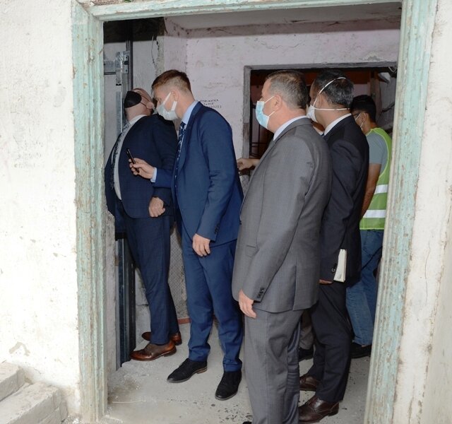 Alman mütəxəssis paytaxtda yeni liftlərin quraşdırılması ilə tanış olub