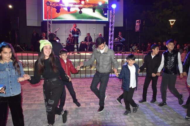 Yevlaxda bayram konserti keçirilib - FOTOLAR