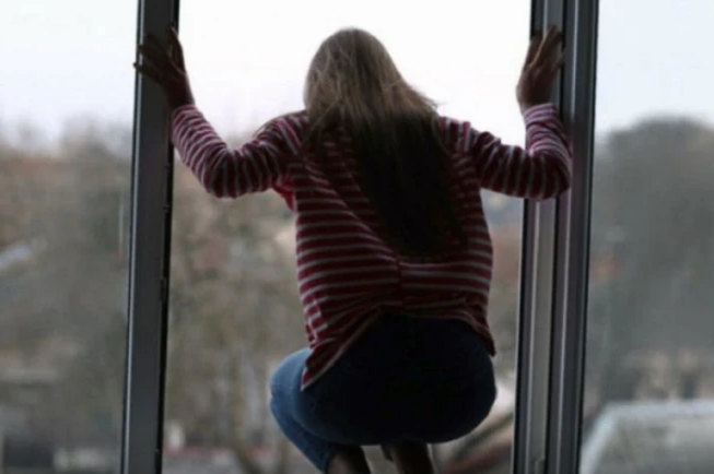 Ailəsi ilə dalaşan 11 yaşlı qız özünü binadan atdı