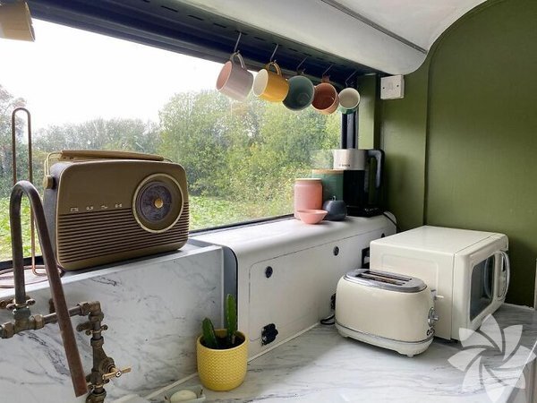 Avtobusu evə çevirdilər: İçində hətta kamin və hamamı da var - FOTOLAR