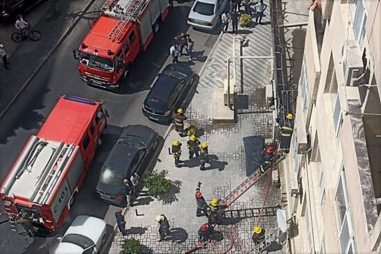 Bakıda yaşayış binasında yanğın - VİDEO