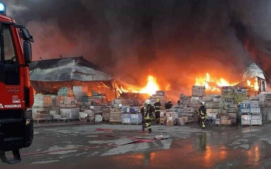 Bakıda tikinti materialları satışı mağazası yanır