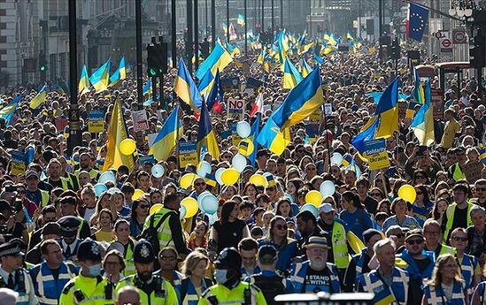 Zelenski çağırış etdi, London küçələrə axışdı - VİDEO