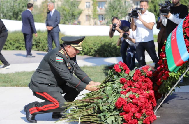 27 Sentyabr - Anım Günü ilə əlaqədar dövlət və hökumət rəsmiləri Zəfər parkını ziyarət ediblər - FOTO+YENİLƏNİB