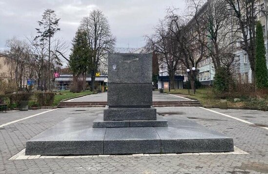 Ukraynada Puşkinin abidələri sökülür – VİDEO