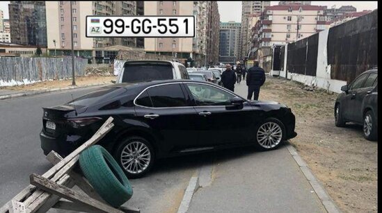 Maşını səkidə park edən sürücü piyadalara narahatlıq yaşatdı