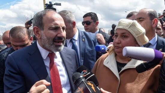 Gümrüyə gedən Paşinyanı əhali etirazla qarşıladı - VİDEO