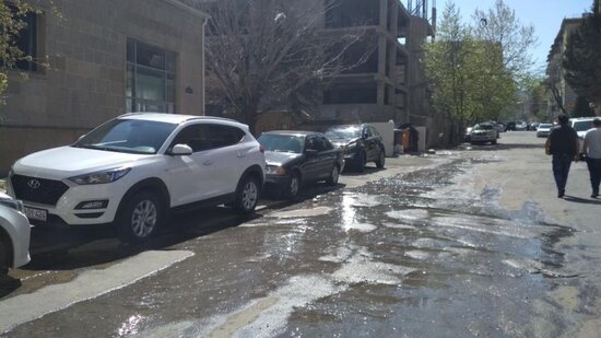 Bakıda partlayan su xətti bir aydır ki, təmir edilmir – VİDEO