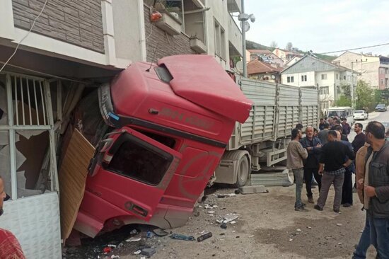 Yük maşını avtomobilə çırpılandan sonra mağazaya daxil oldu – VİDEO