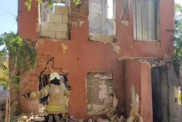 İstanbulda bina çökdü