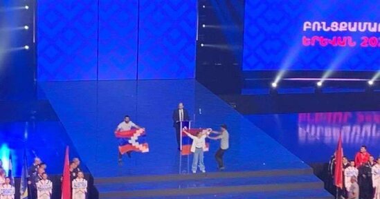 TƏXRİBAT: Boks üzrə Avropa çempionatının açılış mərasiminə qondarma "Arsax" bayrağı GƏTİRİLDİ