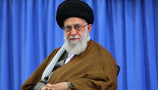 İran polisi "Xameneiyə ölüm" deyən qadını vəhşicəsinə döydü - VİDEO