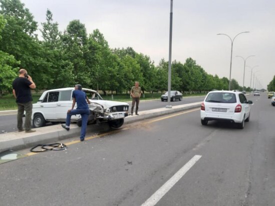 Mikroavtobus minik avtomobili ilə TOQQUŞDU – XƏSARƏT alan var