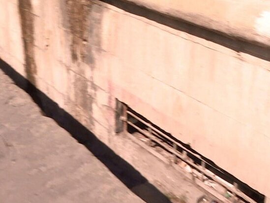 Bakıda piyadalar təhlükə altındadır: Hər an zirzəminin girişinə düşə bilərlər - VİDEO