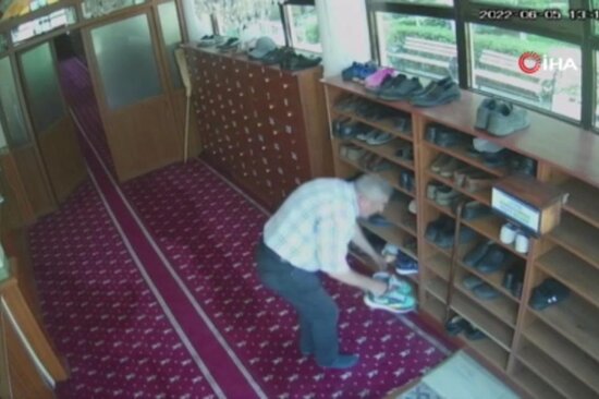 Köhnə ayaqqabısını məsciddə təzəsi ilə "dəyişdi" - VİDEO