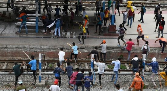 Hindistanda hərbi islahatlara etiraz olaraq qatarları yandırıblar