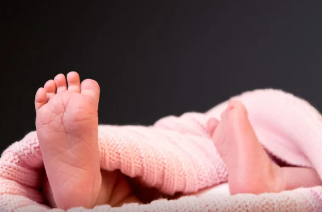 Ana yeni doğulmuş körpəsini bıçaqlayıb öldürdü