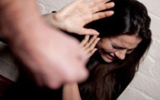 Kişi arvadını başqa şəxslə yazışmasını görə döydü