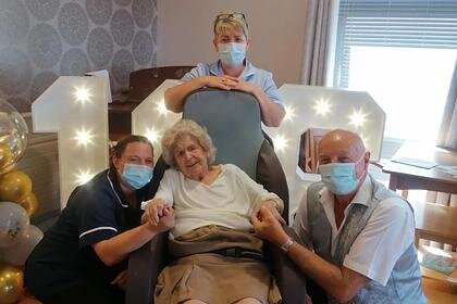 106 yaşlı qadın uzunömürlülüyünün alkoqollu sirrini açıqlayıb...