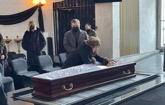 Vəzirovun tabutu başında ağlayan qadın KİMDİR? - FOTO