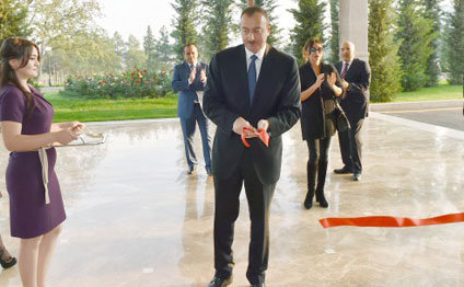 Prezident otel açılışında