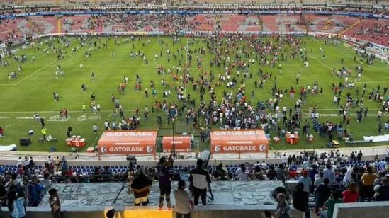 Stadionda DƏHŞƏT YAŞANDI: Çox sayda ölü və yaralı var - VİDEO