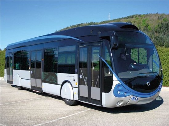 Bakıda əcnəbiləri daşıyan avtobus qəzaya düşdü