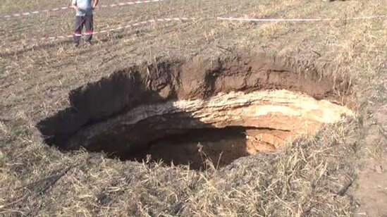 Tarladakı çüxura baxanda DƏHŞƏTƏ GƏLDİLƏR: 3 yaşlı uşaq və naməlum varlıq... - FOTOLAR