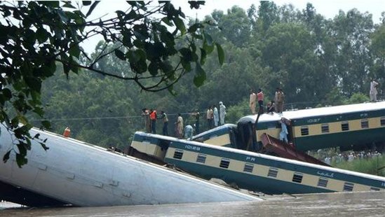 Qatar çaya düşdü, 12 nəfər öldü - FOTOLAR