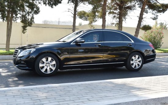 İlham Əliyev açılışa şəxsi maşını ilə gəldi - FOTOLAR