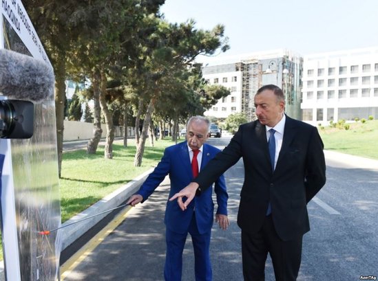 İlham Əliyev açılışa şəxsi maşını ilə gəldi - FOTOLAR