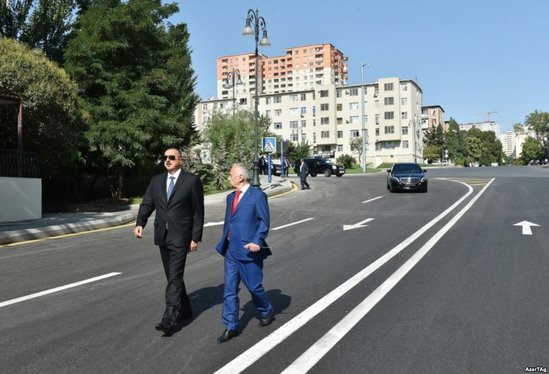 İlham Əliyev açılışa şəxsi maşını ilə gəldi - FOTOLAR