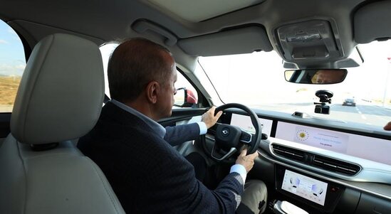 Ərdoğan Türkiyənin milli avtomobilini sürdü