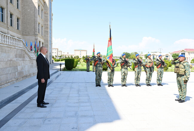 Prezident Döyüş bayraqlarının verilməsi mərasimində - Fotolar