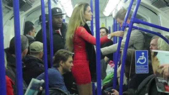 Metroda insanların gözü qarşısında gənc qadına əxlaqsız təklif (VİDEO)