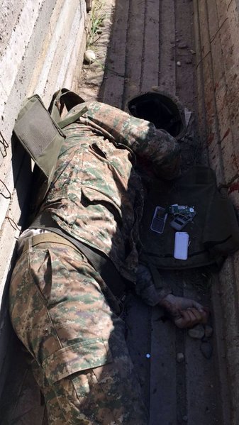 Ermənilərin qoyub qaçdıqları meyitlərin şəkilləri ( +18 )