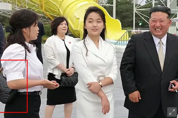 Kim Çenin həyat yoldaşı ölkəyə girişi qadağan edilən çanta ilə görüntüləndi, qiyməti... - FOTO