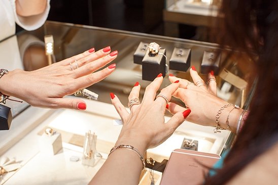 Nəgriz Paşayevanın qızı qızıl mağazasında - FOTOLAR