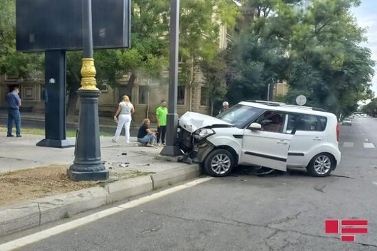 Bakıda minik avtomobilləri toqquşdu