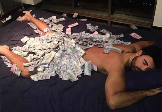 Özəl təyyarəsi, lüks avtomobilləri olan milyonçu oğlan belə yatır (FOTO)