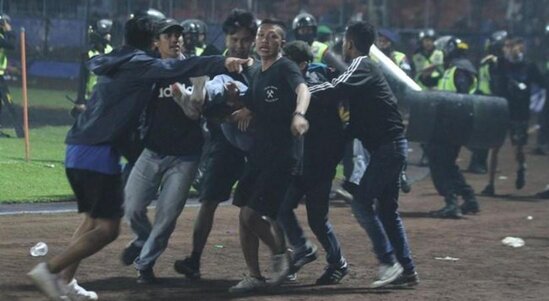 Futbol matçında ara qarışdı, 127 nəfər öldü - VİDEO