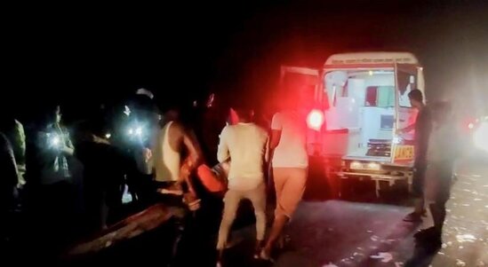 Hindistanda zəvvarları daşıyan traktor gölməçəyə düşüb, 26 nəfər ölüb